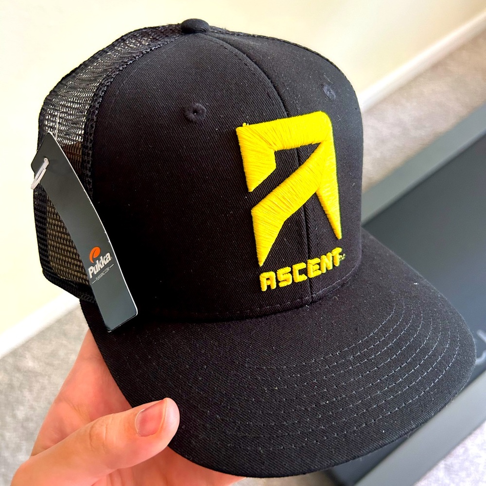 Ascent mesh black hat. NWT. Adjustable